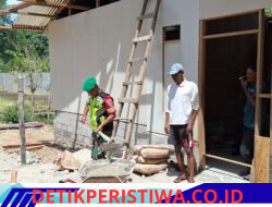 Babinsa Koramil Ketol Bantu Rehabilitasi Rumah Warga di Jalan Tengah