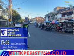 Rutinitas Pos Sore, Satlantas Polres Karangasem Lakukan Gatur Lain di Depan Pasar Senggol Jalan Gajah Mada Amlapura