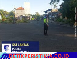 Rutinitas Gatur Lalin di Pos 3 Patung Salak Jasri, Unit Turjawali Sat Lantas Bantu Sebrangkan Warga