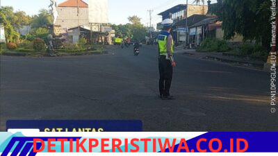 Rutinitas Gatur Lalin di Pos 3 Patung Salak Jasri, Unit Turjawali Sat Lantas Bantu Sebrangkan Warga