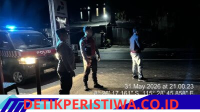 Melalui Giat Blue Light Patrol, Polsek Selat Pantau Keamanan Pertasop Selat Kelod pada Malam Hari
