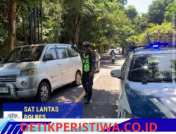 Cegah Lakalantas, Satlantas Polres Karangasem Berikan Himbauan kepada Sopir Truk tidak Parkir Sembarangan di Obyek Wisata Candidasa
