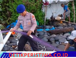Bentuk Kepedulian Satuan Polairud Polres Karangasem, Bantu Nelayan Lepaskan Ikan dari Jaring