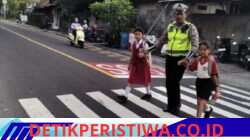 Utamakan Keselamatan Kalangan Pelajar, Anggota Lantas Polres Karangasem Bantu Sebrangkan Siswa Siswi SD Negeri 1 Subagan