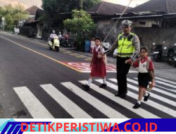 Utamakan Keselamatan Kalangan Pelajar, Anggota Lantas Polres Karangasem Bantu Sebrangkan Siswa Siswi SD Negeri 1 Subagan