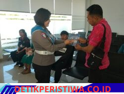 Ramah dan Santun Personil Unit Regident Satuan Lalu Lintas Polres Karangasem, Serahkan SIM kepada Pemohon SIM Baru