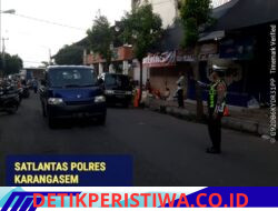 Anggota Kamsel Satuan Lalu Lintas Polres Karangasem Laksanakan Penerangan keliling di Pasar Timur Amlapura