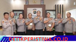 Bentuk Penghormatan dan Apresiasi, Kapolres Karangasem Serahkan Cendera Mata kepada Personel Purna Tugas