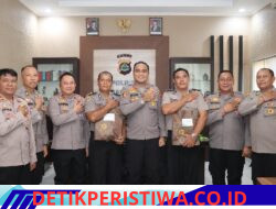 Bentuk Penghormatan dan Apresiasi, Kapolres Karangasem Serahkan Cendera Mata kepada Personel Purna Tugas