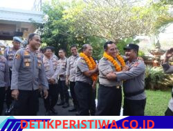 Suasana Haru saat Tradisi Pelepasan, Kapolres dan Jajaran PJU Antar Personel Purna Tugas di Lobi Mapolres