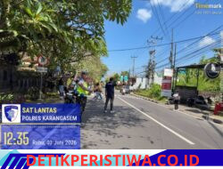 Utamakan Keselamatan Kalangan Pelajar, Satlantas Polres Karangasem Rutin Sebrangkan Siswa SMA N 1 Amlapura