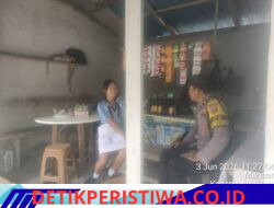 Melalui Giat Colling System Bhabinkamtibmas Berinteraksi dengan Warga Binaan di Sebuah Warung 