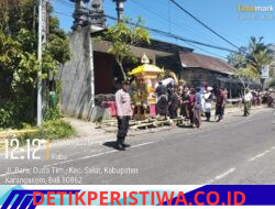 Bhabinkamtibmas Berikan Pengamanan Upacara Pitra Yadnya di Br. Dinas Pesangkan Desa Duda timur