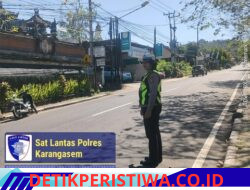 Utamakan Keselamatan Kalangan Pelajar, Satlantas Polres Karangasem Rutin Bantu Sebrangkan Siswa Siswi SMA N 1 Amlapura