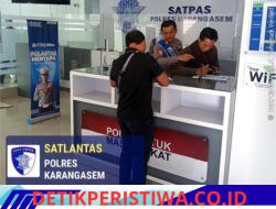 Berikan Layanan Prima dan Terpadu kepada Masyarakat, Satpas Polres Karangasem Pandu Pemohon SIM Mengisi Formulir
