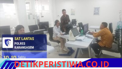 Pastikan Mengenal Rambu Rambu, Personil Lantas Berikan Teori Avis Komputerisasi kepada Pemohon SIM Baru