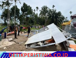 Camat Pante Bidari Tinjau Huntara Rusak Diterjang Angin Kencang Pemkab Diminta Segera Lakukan Perbaikan, Warga Masih Tempati Hunian Pasca Banjir 2025