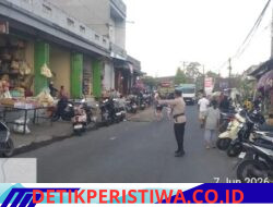 Pastikan Kelancaran Arus Lalulintas, Personel Polsek Sidemen Lakukan Gatur Lalin di kawasan Pasar Sidemen