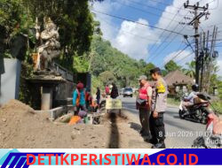 Bhabinkamtibmas Desa Duda Monitoring Pengerjaan Proyek, Perbaikan Jalan Selat-Sidemen