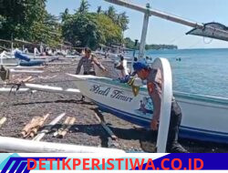 Bentuk Perhatisn Satuan Polairud Polres Karangasem Bantu Nelayan Tarik Jukung, Saat Kembali Mengantar Wisatawan Snorkeling