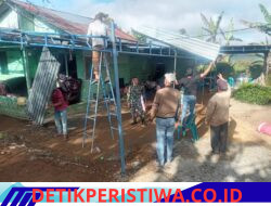 Babinsa Koramil 07/Atu Lintang Bantu Warga Pasang Tratak untuk Acara Pernikahan di Merah Mege