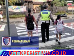 Cegah Lakalantas Kalangan Pelajar,  Personil Lantas Bantu Sebrangkan Siswa Siswi SD Negeri 1 Subagan