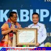 Di Peresmian Posbankum, Menteri Hukum RI serahkan Piagam Penghargaan kepada Bupati Humbang Hasundutan