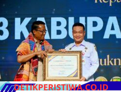 Di Peresmian Posbankum, Menteri Hukum RI serahkan Piagam Penghargaan kepada Bupati Humbang Hasundutan