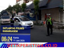 Pastikan Tertib dalam Berlalulintas Jelang Hari Raya Galungan, Personil Sat Lantas Berkordinasi dengan Juru Parkir di Pasar Timur Amlapura