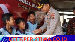 Sambut Hari Bhayangkara ke-80, Kapolres Karangasem Salurkan Bantuan Alat Tulis kepada Siswa Siswi SD di Seraya Timur
