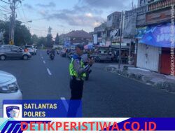 Rutinitas Pos Sore, Satlantas Polres Karangasem Lakukan Gatur Lalin di Pasar Senggol Jalan Gajah Mada Amlapura
