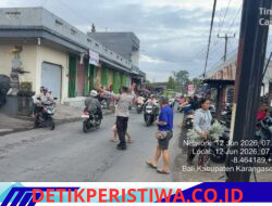 Pastikan Kelancaran Arus Lalulintas, Personel Polsek Sidemen Lakukan Gatur Lalin di Pasar Sidemen
