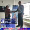 Dengan Keramahan dan Santun, Personil Unit Regident Satuan Lalu Lintas Polres Karangasem Serahkan SIM kepada Pemohon SIM Baru