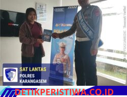 Dengan Keramahan dan Santun, Personil Unit Regident Satuan Lalu Lintas Polres Karangasem Serahkan SIM kepada Pemohon SIM Baru
