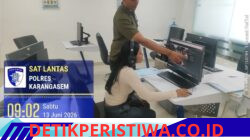 Anggota Satpas Polres Karangasem Berikan Ujian Audio Viusal Komputerisasi, kepada Pemohon SIM Baru