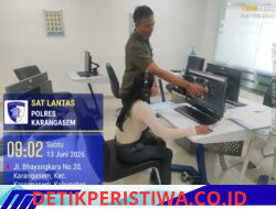 Anggota Satpas Polres Karangasem Berikan Ujian Audio Viusal Komputerisasi, kepada Pemohon SIM Baru
