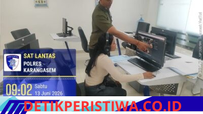 Anggota Satpas Polres Karangasem Berikan Ujian Audio Viusal Komputerisasi, kepada Pemohon SIM Baru