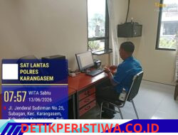 Personel Polsek Sidemen Lakukan Gatur Lalin, saat Masyarakat Beraktivitas di Pasar Desa Adat Tabola