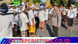 Personel Polsek Sidemen Berikan Pengamanan Prosesi Melasti Pengempon Pura Penataran Br. Adat Wangsihan