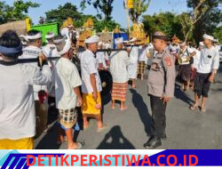 Personel Polsek Sidemen Berikan Pengamanan Prosesi Melasti Pengempon Pura Penataran Br. Adat Wangsihan