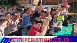 Wujud Syukur di Hari Raya Tilem Sadha, Personil Polsek Rendang Melaksanakan Persembahyangan Bersama, di Pura Padmasana