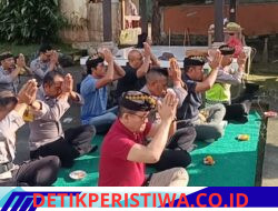 Wujud Syukur di Hari Raya Tilem Sadha, Personil Polsek Rendang Melaksanakan Persembahyangan Bersama, di Pura Padmasana