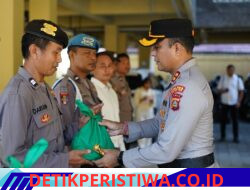Wujud Kepedulian Antar Umat Beragama Jelang Hari Raya Galungan dan Kuningan, Kapolres Karangasem Bagikan Daging Babi kepada Personelnya 