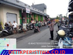 Pastikan Kelancaran Arus Lalu Lintas, Personel Polsek Sidemen Lakukan Gatur Lalin di Pasar Desa Adat Tabola