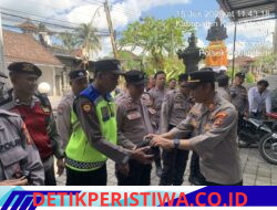 Sambut Galungan dan Kuningan, Kapolsek Bebandem Bagikan 3 Kg Daging kepada Seluruh Personelnya