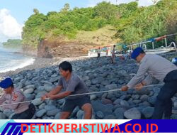 Bentuk Kepedulian Satuan Polairud, Bantu Nelayan Menarik Jukung ke Pesisir Pantai