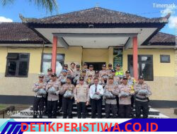Pererat Hubungan dalam Menyambut Hari Raya Galungan & Kuningan, Kapolsek Rendang Bagikan Daging Babi kepada Personelnya yang Beragama Hindu 