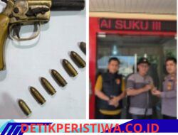 Kapolsek Semendawai Suku III Didampingi Kanit Reskrim Menerima Langsung Penyerahan Senpira Dari Kepala Desa Taraman Jaya