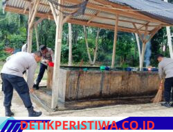 Bakti Religi HUT Bhayangkara Ke-80, Polsek Idi Rayeuk Bersama Warga Bersihkan Masjid