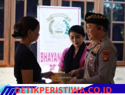 Duka yang Mendalam, Wakapolres Karangasem Bersama Rombongan Melayat ke Rumah Duka Almarhum IPTU I Nyoman Karianto di Seraya Barat